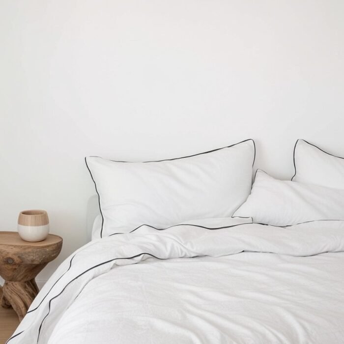 Komplet poszewek na kołdrę z lamówką lnianą – biały i granatowy