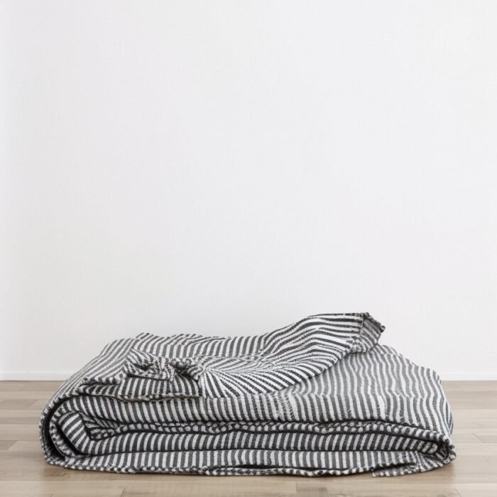 Lniana narzuta na łóżko Mira – w paski Ellis